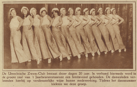 873969 Groepsportret van een groep vrouwelijke leden van de Utrechtsche Zwemclub, bij een optreden tijdens de ...